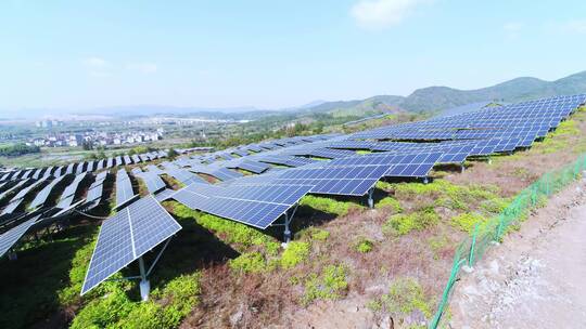 航拍山上光伏太阳能电池板