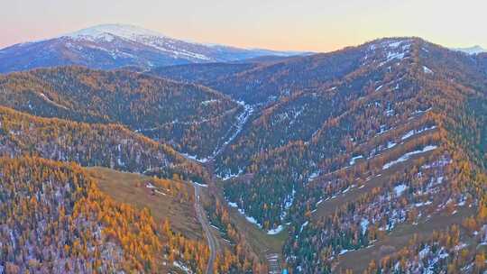 航拍新疆禾木村景区秋色雪山白桦林