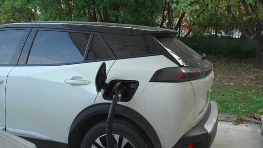 充电站里使用快充充电桩充电的新能源汽车视频素材模板下载
