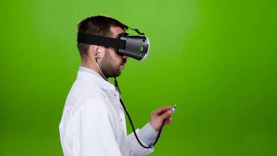 绿幕上使用虚拟现实技术的男人