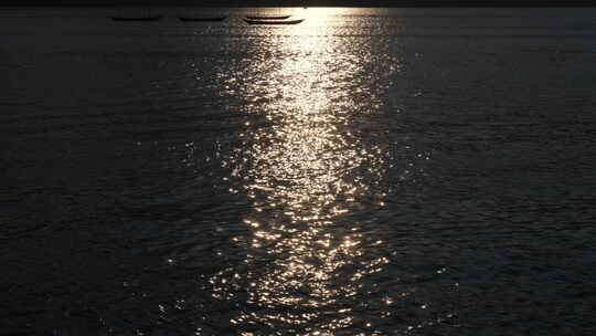 波光粼粼的滇池与渔船