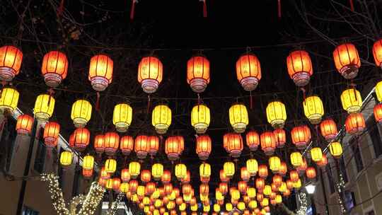 春节过年题材，青岛街头悬挂着很多大红灯笼视频素材模板下载