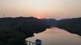 航拍水库夕阳青山绿水全景高清在线视频素材下载