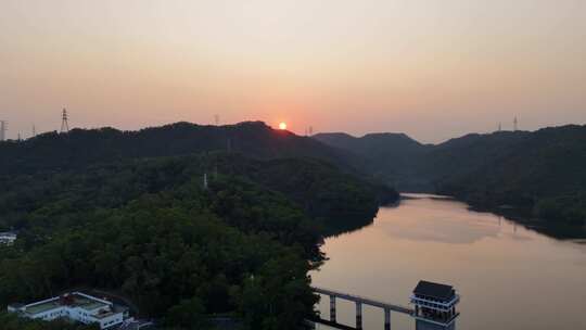 航拍水库夕阳青山绿水全景