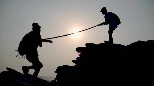 母女登山登顶夕阳剪影