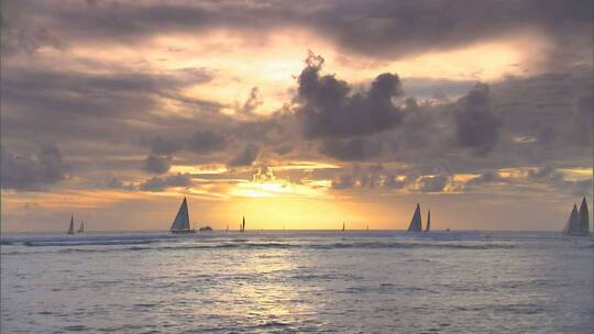 夕阳海上帆船
