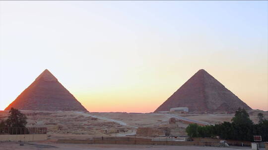 金字塔后面的日出