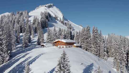 高山小屋，山脉，雪，无人机