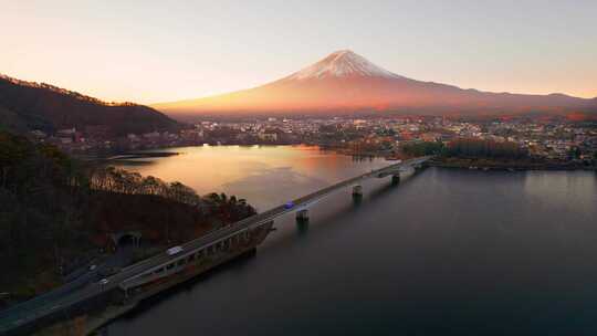 晨雾中的日本富士山雪山日出航拍