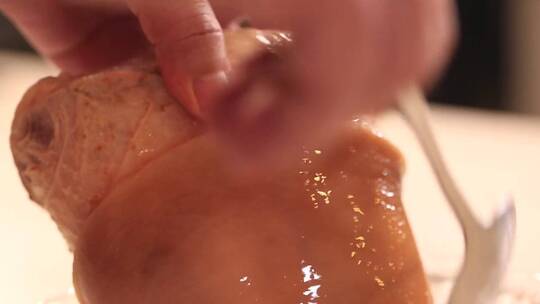 【镜头合集】红醋配制脆皮料汁刷在肘子上视频素材模板下载
