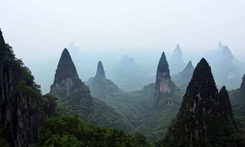 云雾缭绕中的奇特山峰景观