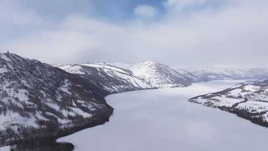 冬季喀纳斯河流晨雾雪山森林冰河观鱼台雪景