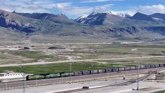 青藏铁路火车穿行雪山草原