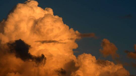 延时拍摄日落时的云层飘散视频素材模板下载