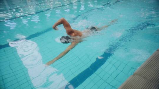 运动员在游泳池里奋力游泳