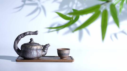 竹叶下的茶壶与茶杯