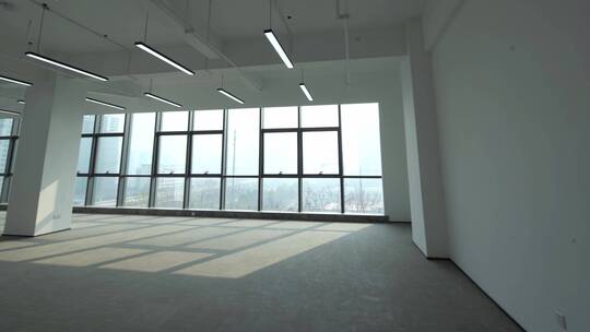 现代办公大楼没有隔断的敞亮空旷办公室