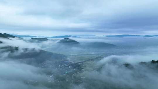 航拍平流雾与田园