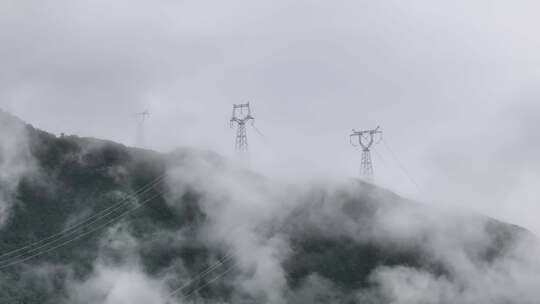 西藏山南市山脊上的高压电塔