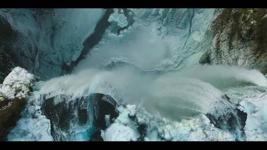 冰川冰河融化流水春天雪冰化了瀑布开始流水
