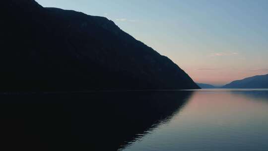 阿尔泰日落时山脉之间的Teletskoye湖