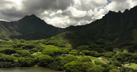 风景-暴雨前的云层与群山