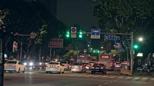 城市夜晚-行人车流-穿梭-红绿灯