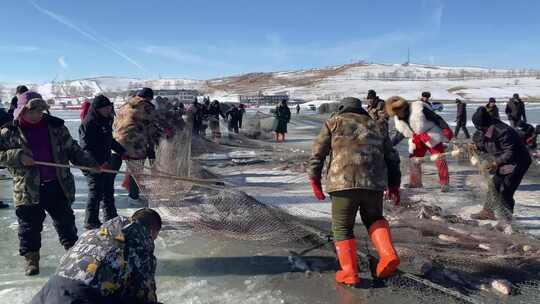 冰封湖面上的传统捕鱼视频素材模板下载
