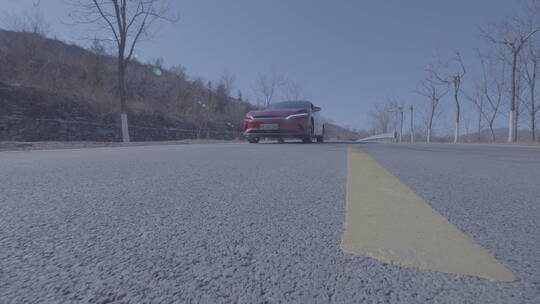 红色新能源电动汽车 山路公路 迎面开来视频素材模板下载
