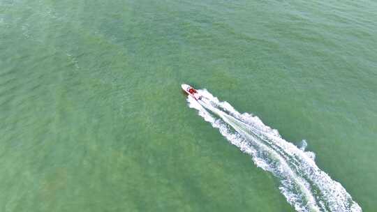 航拍快艇摩托艇在浅水海域海面滑行