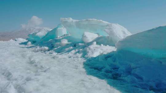 新疆博尔塔拉州 赛里木湖 冰推 