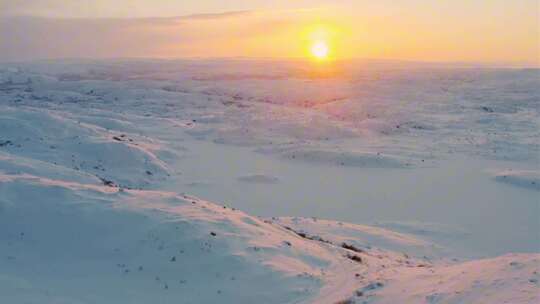 冬天雪地和温暖的日出视频素材模板下载