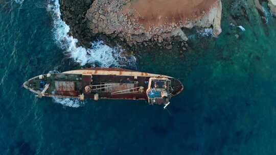 搁浅在地中海海岸的废弃船只，俯视图视频素材模板下载