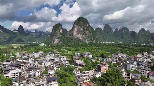 壮观的喀斯特地貌山峰全景