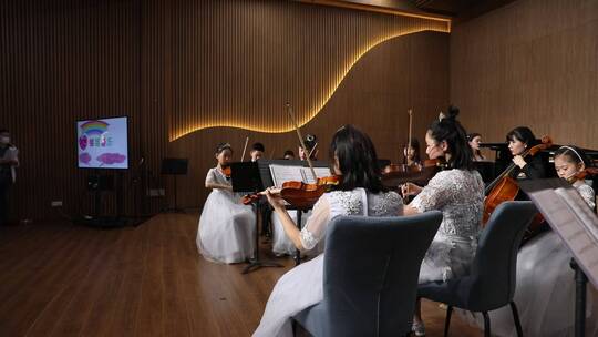 少年儿童拉小提琴音乐会