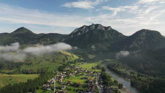 青山 云雾 山村