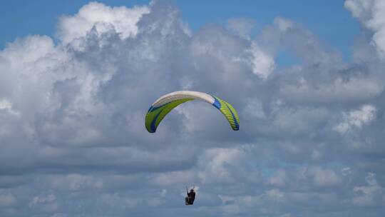滑翔伞运动员在空中自由翱翔视频素材模板下载