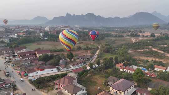 老挝万荣早晨升空的热气球运动视频素材模板下载
