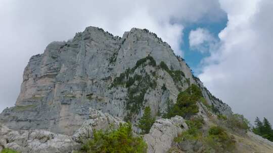 爬山超越悬崖到令人印象深刻的岩山，法国阿