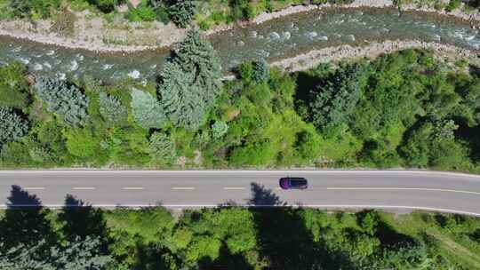 峡谷河流公路汽车航拍