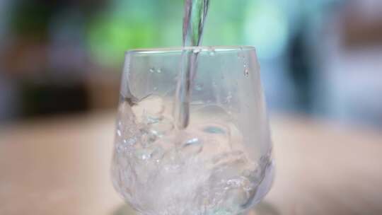 倒水 白开水热水 喝热水 健康饮水 杯子倒水