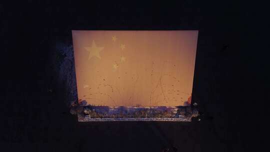 临汾冬季夜晚鼓楼广场上的红旗景观视频素材模板下载