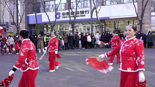 中国工商银行前的传统秧歌表演