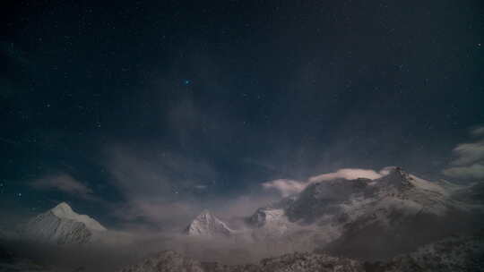 中国西藏那曲萨普雪山星空云层夜空蓝天