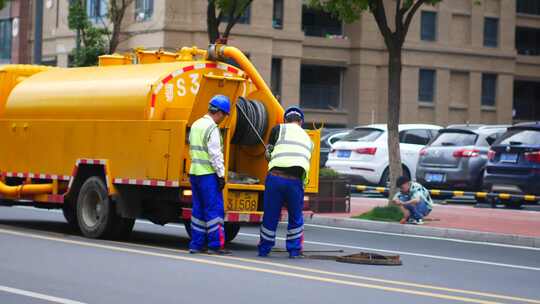 疏通马路中间污水管道施工