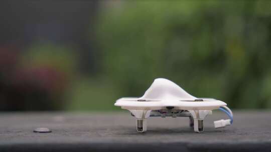 小白飞行器在木凳上起飞视频素材模板下载