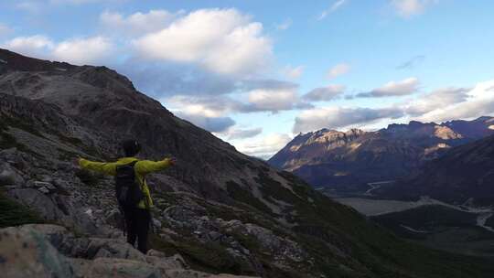 自由精神徒步旅行者景观山