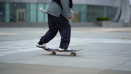 滑滑板的时尚青年 滑板