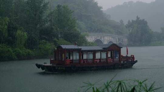 公园湖泊下雨游船