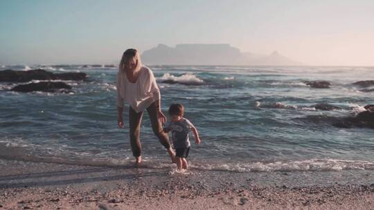 一位母亲和孩子在海边玩耍